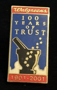 Pin's pharmacie 100 ans de confiance de Walgreens 1901 à 2001 émaillée sur teinte dorée - Photo 1/8