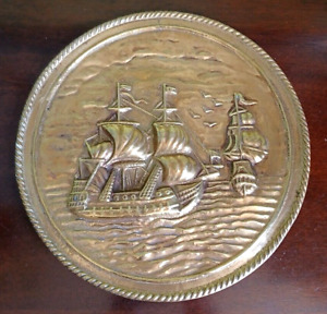 VINTAGE BRASS EFFECT CHARGER / WALL PLAQUE ~ GALLEONS SHIPS 1940s /1950s