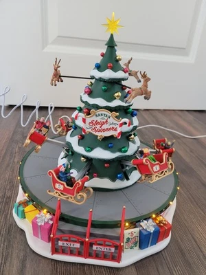 Lemax 14833 Santas Sleigh Spinners Weihnachtsmann-Schlitten Winterdorf - Bild 1 von 3