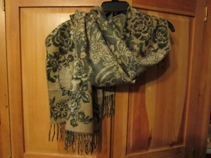 Cashmink Winterschal, Fransen, beige und blau geblümt, wendbar, sehr weich - Bild 1 von 3