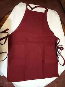 Delantal babero Fame Fabrics 2 parches bolsillo borgoña correa ajustable para el cuello - Imagen 1 de 6