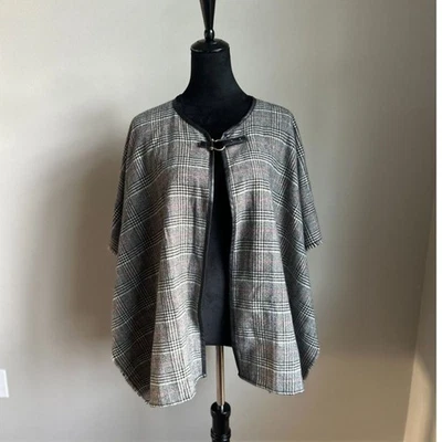 NWT VINCE CAMUTO Grey White Buckle Front Plaid Cape Poncho Jacket Topper Foto 1 de 4