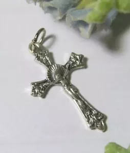 Kruzifix Kreuz Jesus 1,25 Zoll verziert hübsche Medaille Charm für Rosenkranz etc. - Bild 1 von 1
