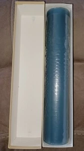 ¡Vela Williamsburg Soap and Candle Co AZUL BURGESS 2x12 sin perfume! Nuevo en caja vintage - Imagen 1 de 5