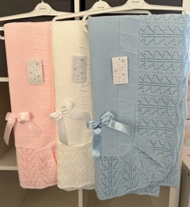 SPANISCHER STRICK BABYSCHAL WEISS BLAU ROSA NEUGEBORENE EMPFANG TAUFDECKE - Bild 1 von 8