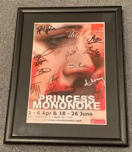 Poster firmato Princess Mononoke Play Cast incorniciato Studio Ghibli Whole Hog 2012 - Foto 1 di 6