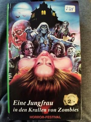 VHS RARITÄT: EINE JUNGFRAU IN DEN KRALLEN VON ZOMBIES - Bild 1 von 2