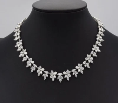 Collar de diamantes con formas de marquesa y pera creado en laboratorio de más de 42,00 quilates Foto 1 de 4