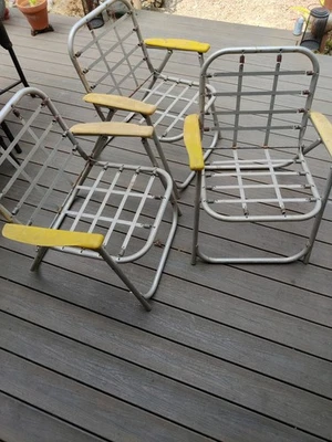 Cuatro sillas plegables vintage de aluminio sin cojines brazos amarillos Foto 1 de 4