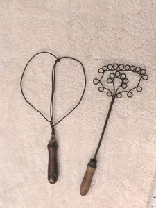 2 piccoli tappeti 13" antichi vintage filo tappeto battitore manico legno casale - Foto 1 di 5