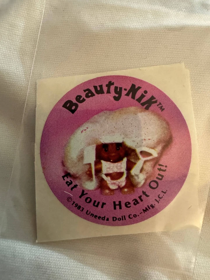 Muñeca Uneeda Beauty-Nik Eat Your Heart Out rara tira adhesiva de colección de 1983 Foto 1 de 1