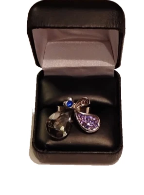 NOVO COM ETIQUETAS PEDRAS PRECIOSAS MULTICOLORIDAS TOM PRATA METAL TAMANHO ÚNICO - Imagem 1 de 2