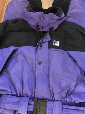 Traje retro vintage años 90 Fila púrpura de una pieza nieve/esquí con cinturón para mujer talla pequeña Foto 1 de 4