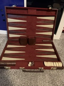 SET BACKGAMMON VINTAGE rosso velluto MARRONE in pelle e custodia con dadi coppe patatine - Foto 1 di 15