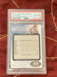 Tarjeta de novato Fleer Yao Ming 2002 caja puntuación #1 PSA 8 casi como nueva - Imagen 1 de 2
