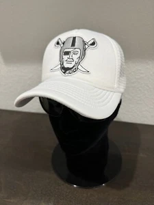 RAIDERS Las Vegas Oakland klassische weiße Netzschaum Trucker Druckknopflasche Mütze Kappe NEU - Bild 1 von 6