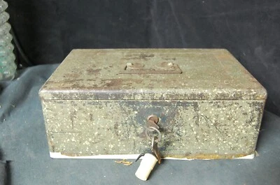 coffre fort portable ancien en metal avec 2 clé - Photo 1/4