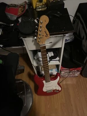 Altavoces rígidos para guitarra eléctrica Squier Strat Metal Flake Red y Squier. Foto 1 de 3