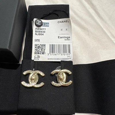 Pendientes Chanel Turnlock CC tono dorado 22B Foto 1 de 4