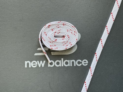 New Balance Lacci Originali Tessuto Piatto Bianco con Dettagli Rossi 1 Paio