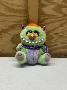 Peluche Kuddlee Uglee My Pet Monster Tara Toys vintage verde viola con catena - Foto 1 di 6
