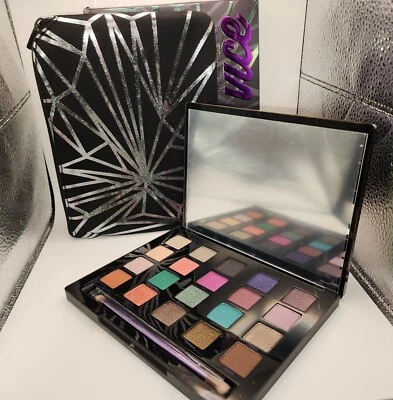 Urban Decay VICE 4 Eye Shadow 20 Shades Palette w/BRUSH + Makeup Bag -NEW IN BOX - Image 1 of 3