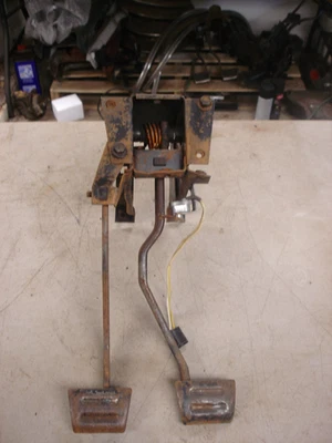 Corvette 1968 conjunto de embrague y pedal de freno de 4 velocidades (solo un año) GM OEM Foto 1 de 4