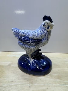 "Estatuilla de gallo azul de Delft vintage de pollo de granja 5,75"" firmada Holanda" - Imagen 1 de 8