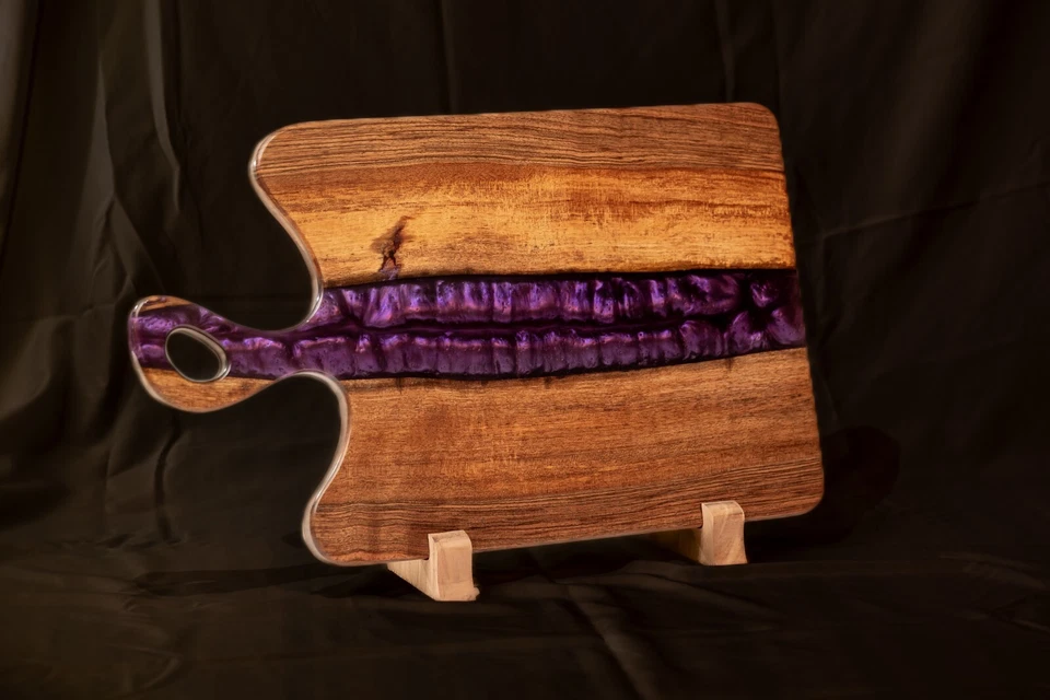 Tablero de charcutería de nogal inglés borde vivo hecho a mano incrustación de resina púrpura. Foto 1 de 1