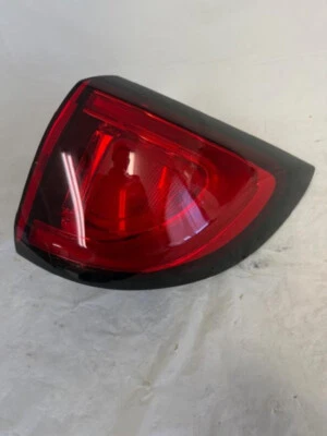 Luz trasera exterior para pasajero derecho Chrysler Pacifica 2017-2019 OEM con LED Foto 1 de 4