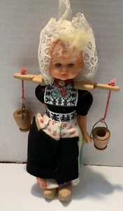 Vintage Vinile Olandese Bambina Baby Doll 8” Scarpe Legno con Secchi in Legno Riparazione - Foto 1 di 4