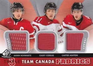 12-13 SP GAME USED TRIPLE TEAM CANADA FABRICS JERSEY SCHWARTZ / CIZIKAS / ASHTON - Imagen 1 de 1