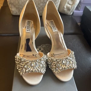 Badgley Mischa 8.5M Gold Satin With Clear Crystal Embellishment - Picture 1 of 3