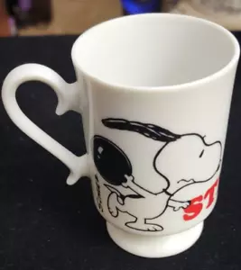VINTAGE SNOOPY WOODSTOCKS 1965 STRIKE BOWLING TASSE MIT FUSS - Bild 1 von 6