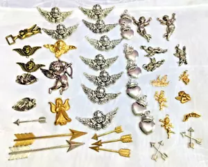 Lotto 44 angeli, cuori, frecce ciondoli gioielli vintage e nuovi - Foto 1 di 12