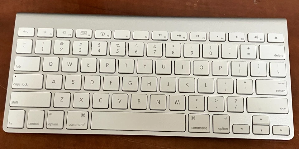 Teclado Inalámbrico Bluetooth De Apple Para Mac De Aluminio -MC184LL/B (A1255) - Imagen 1 de 1