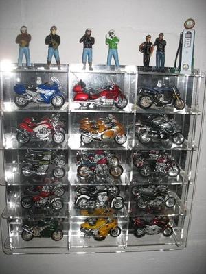 Konvolut Motorräder 1:18 in Vitrine + Fahrer und Zapfsäule - Bild 1 von 4