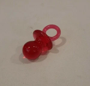 CIONDOLO PER COLLANA VINTAGE - CIUCCIO in PLASTICA ROSSO TRASPARENTE, ANNI '90 - Foto 1 di 2