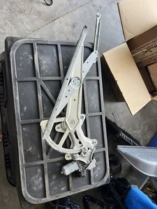 2011-2015 Toyota Sienna Front Right  Passenger Door Window Regulator Motor - Picture 1 of 2