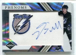 2010-11 Limited Dana Tyrell Phenoms Team parche de logotipo autógrafo automático 262/283 - Imagen 1 de 1
