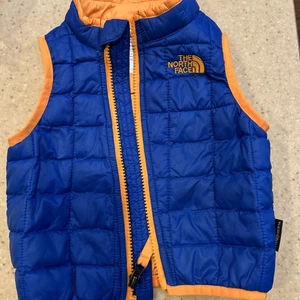 THE NORTH FACE Thermoball gefütterte blau/orange Weste Baby 6-12 Monate - Bild 1 von 6