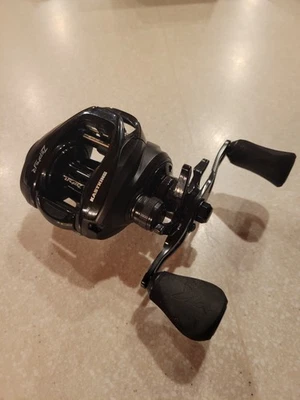 Carretel Kastking Zephyr Baitcast levemente usado com caixa original - Imagem 1 de 3