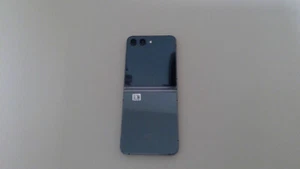 samsung galaxy z flip5 mobile phone 5g 256GB space grey great condition - Afbeelding 1 van 10
