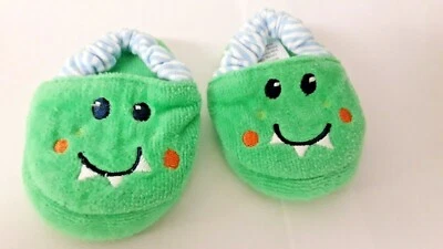 Тапочки для ванны с зелеными динозаврами Okie Dokie Baby Boy для младенцев 0-9 месяцев - Изображение 1 из 4