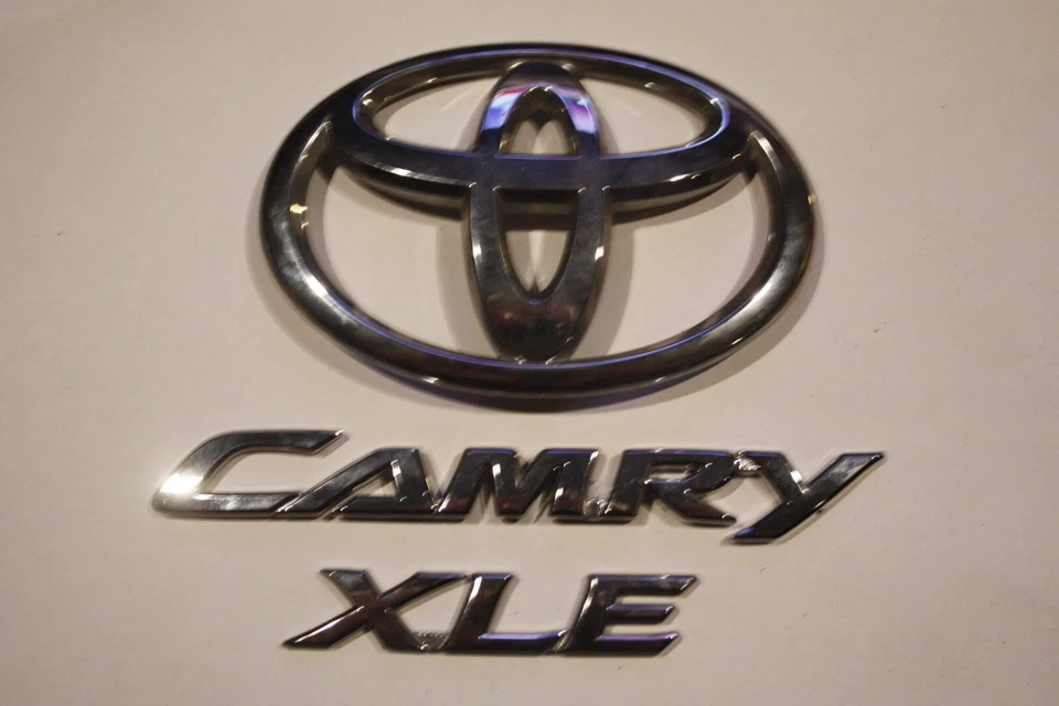 TOYOTA CAMRY XLE 2007 2008 2009 2010 2011 MALETERO TRASERO TAPA EMBLEMA CONJUNTO CROMO Foto 1 de 1