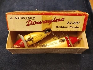 Paar (2) Heddon Dowagiac 210 Oberflächen Angelköder mit Box, rot/weiß - Bild 1 von 14
