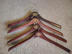 Juego (4) Perchas de madera vintage Willis & Geiger Outfitters chaquetas suéteres difíciles de encontrar - Imagen 1 de 7