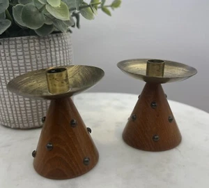 De Colección Par de Candelabros MCM EK Noruega Madera de Teca Era Dansk Latón Tachuelas Cono - Imagen 1 de 8