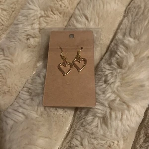 Golden Heart Earings - Picture 1 of 1