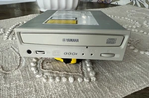YAMAHA CRW8824S CD-REWRITABLE SCSI Drive (AW4416) - Photo 1/3